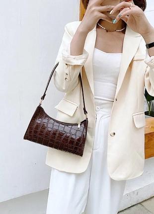 Тренд стильна жіноча сумка на плече багет екошкіра під крокодил коричнева