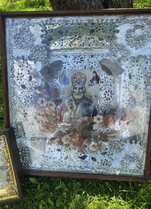 Старинные иконы в деревянном обрамлении. образы