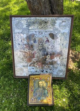 Старинные иконы в деревянном обрамлении. образы