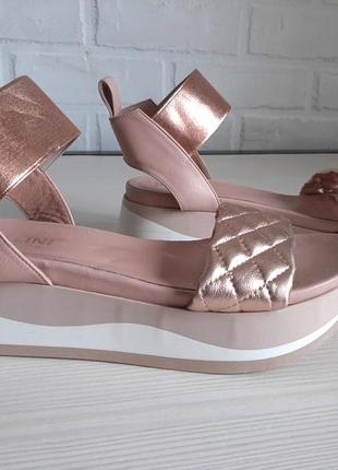 Комфортные кожаные босоножки pollini