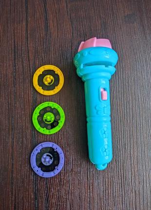 Портативный детский проектор-фонарик со сменными слайдами, 3 диска: английский алфавит, рыбки, профессии