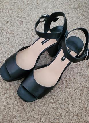 Стильні босоніжки stradivarius