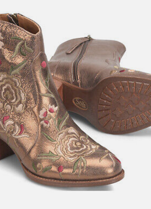 Ботинки  с вышивкой кожа sofft