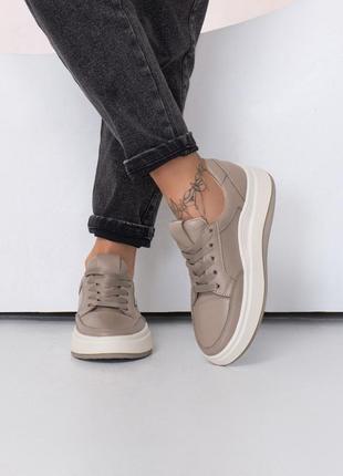 Бежеві кросівки на високій підошві