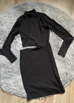 Pull & bear платье черная в рубчик с разрезом