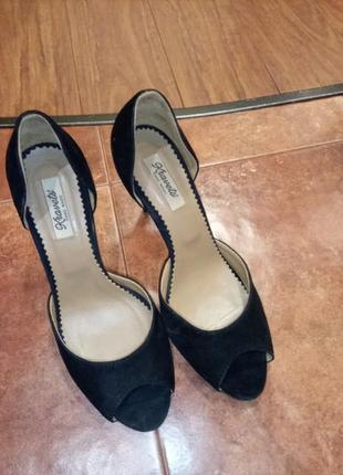 Замшевые туфли с открытым носом.