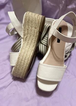 Нові босоніжки на танкетці