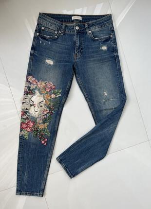 Zara красивые джинсы с вышивкой с/м