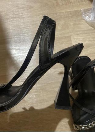 Босоніжки на високих підборах