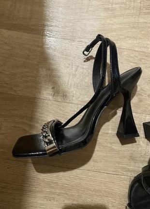 Босоніжки на високих підборах