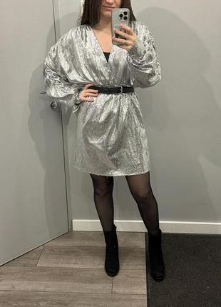 Яркое платье из пайеток с длинным рукавом, серебристое