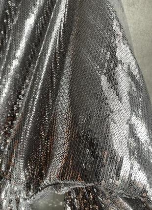 Яркое платье из пайеток с длинным рукавом, серебристое