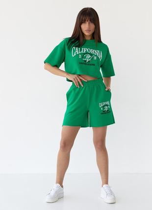 Костюм із шортами та футболкою прикрашений вишивкою california — зелений колір, l (є розміри)1 фото