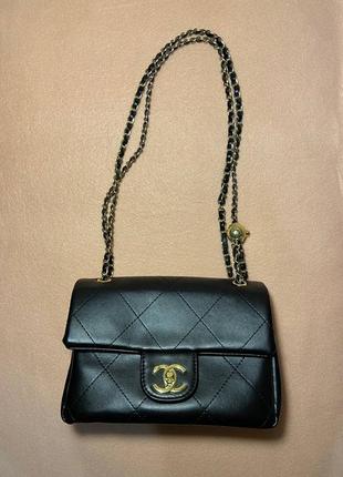 Черная сумка в стиле chanel