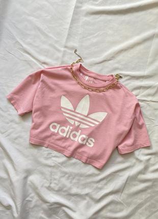 Розовая укороченная футболка с большим логотипом adidas, кроп топ