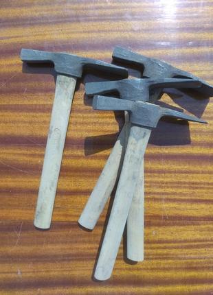 Молоток. кирка. инструмент муляра.