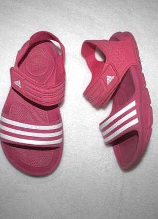 Босоніжки фірми adidas 32 розмір по устілці 20 см