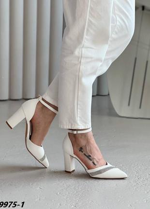 Красивые женские белые туфли на каблуке с камушками туфлы низкий квадратный каблук с ремешком8 фото