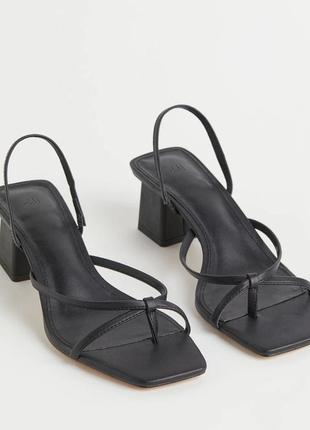 Босоніжки на квадратному підборі