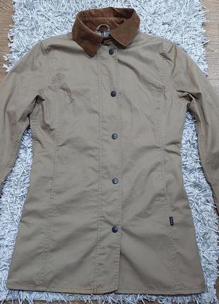 Шикарна женска бежева курточка от barbour.