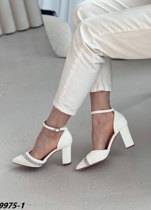 Красиві жіночі білі туфлі на підборах з камінцями туфли низький квадратний каблук з ремінцем