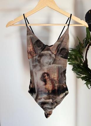 Боди топ с абстрактным сетчатым принтом в стиле возрождения