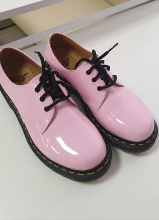 Неймовірні шикарні натуральні шкіряні рожеві dr. martens оригінал 26422 мартінси туфлі броги черевики лофери