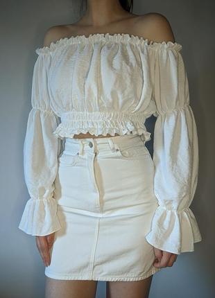 Біла молочна легка пишна блуза на резинці на довгий рукав з манжетами спущені плечі ніжна романтична вкорочений кроп топ