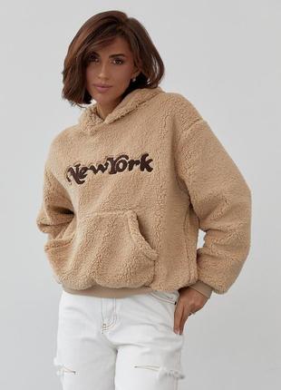Женское худи с экомеха и надписью new york - светло-коричневый цвет, m (есть размеры)1 фото