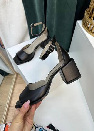 Елегантні жіночі босоніжки з натуральної шкіри