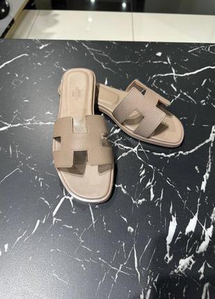 Шльопанці в стилі hermes