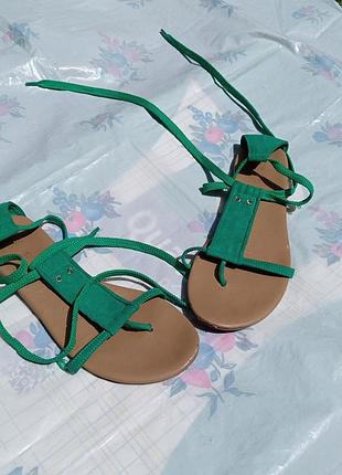 Сандалі жіночі