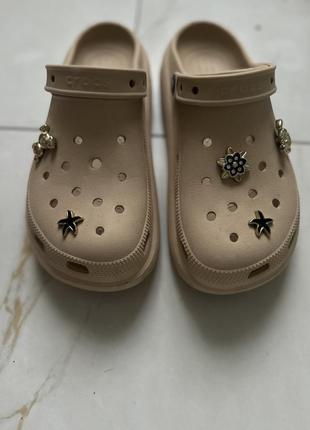 Бежевые кроксы crocs