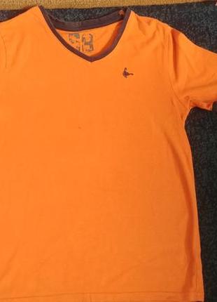 Помаранчева футболка