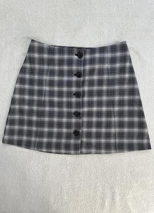 Серая щубка белой юбки на пуговицах