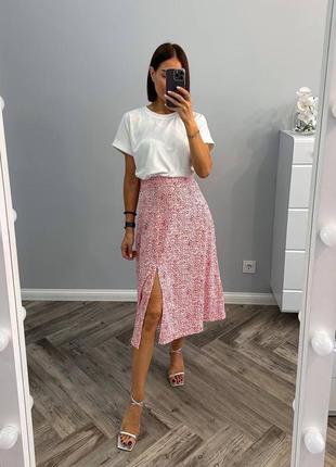 Зручний літній жіночий костюм футболка кулір і принтована спідниця міді софт з розрізом комплект