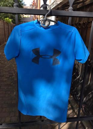 Фото 383+ спортивна футболка under armour приблизно 8-12 років