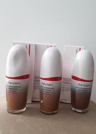 Shiseido revitalessence skin glow foundation легкий роз'яснюючий тональний крем spf 30