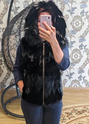 🌿черная меховая жилетка с кожаными вставками, с капюшоном от fani