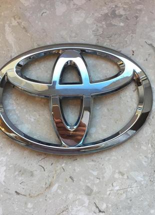 Емблема кришки багажника toyota yaris 75431d050