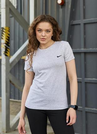 Жіноча футболка nike на літо зручна та легка в носінні, стильно виглядає повсякденна