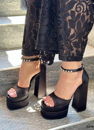 ▪️жіночі атласні чорні масивні туфлі босоніжки атлас versace bratz високий каблук танкетка платформа