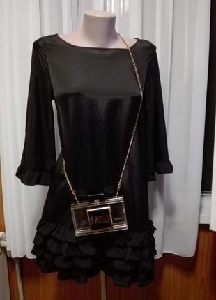 Сукня з рюшами та воланами дуже красиво виглядає з поясочками