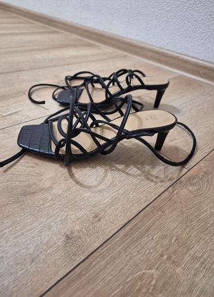 Босоножки kitten heels на каблуке с завязками по ноге с принтом под крокодила