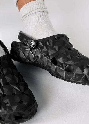 Шлепанцы crocs classic geometric clog