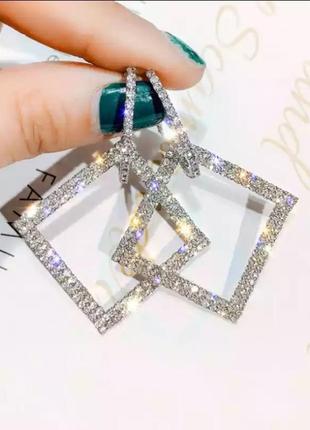 Вечерние серьги с камушками серебристые серьги