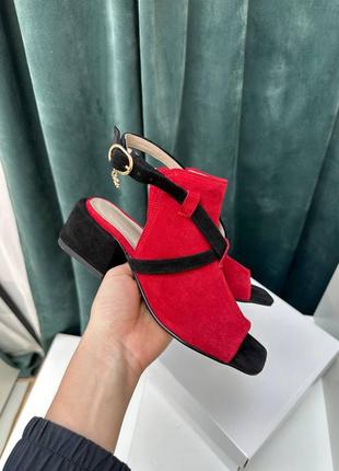 Босоножки на удобном каблуке красные с черным много цветов5 фото