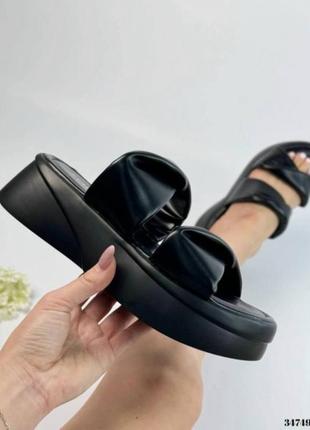 Шльопанці на високій підошві