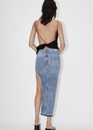 Джинсовая юбка с вырезом