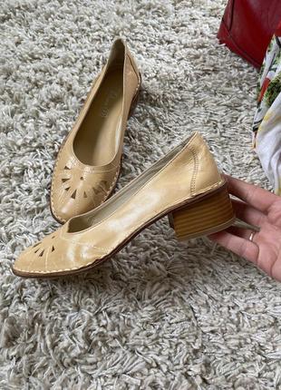 Актуальные легкие кожаные туфли на квадратном каблуке,bata,p.38